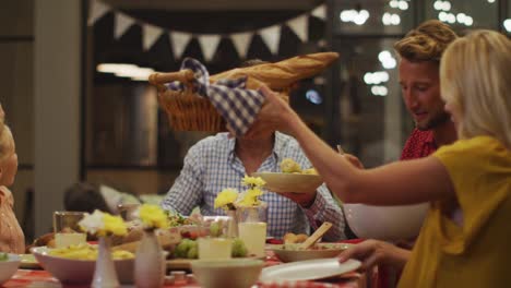 una familia feliz cenando juntos.