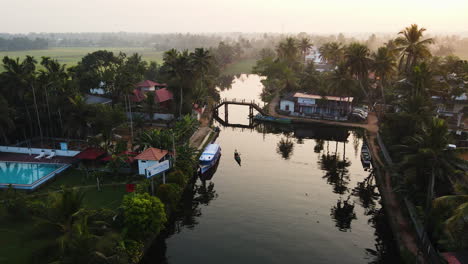 Tropisches-Resort-Mit-Ruhigem-See-In-Kerala-Bei-Sonnenaufgang-In-Indien