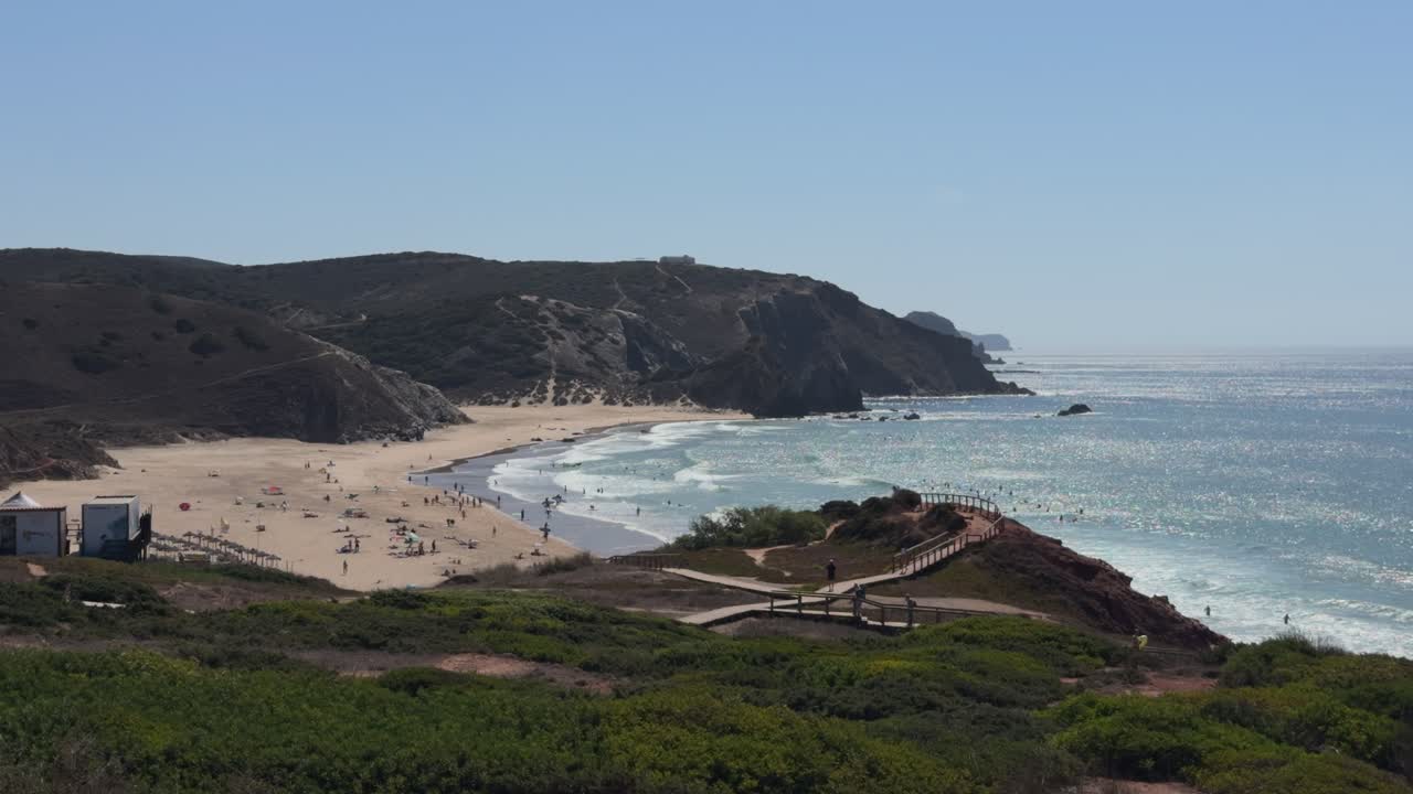 Passarela para praia de surf, belo local de férias Algarve Portugal, locais épicos.