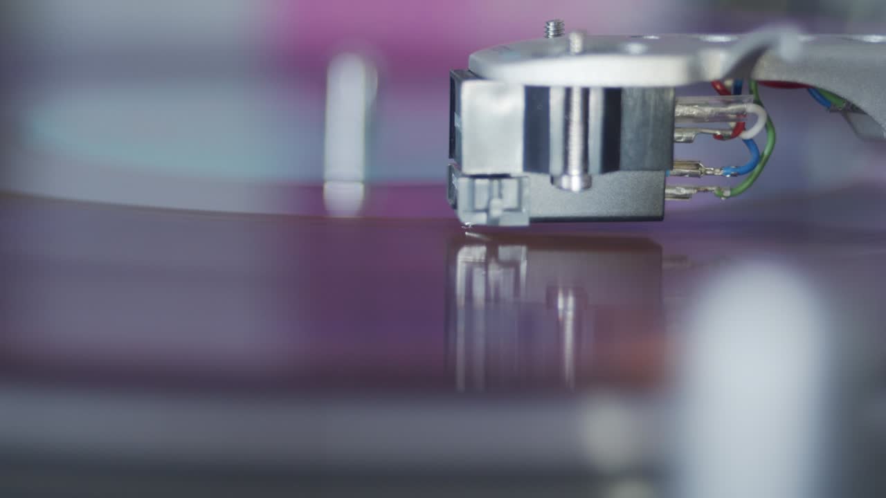 aguja de gramófono de primer plano - la producción de sonido analógico de disco de vinilo de plástico