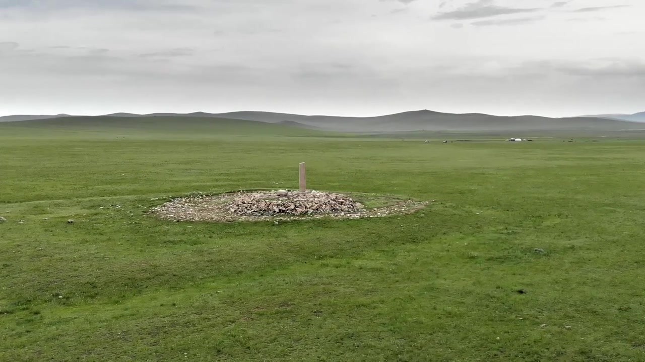 Monumento a cairn di pietre nel vasto paesaggio della steppa mongola