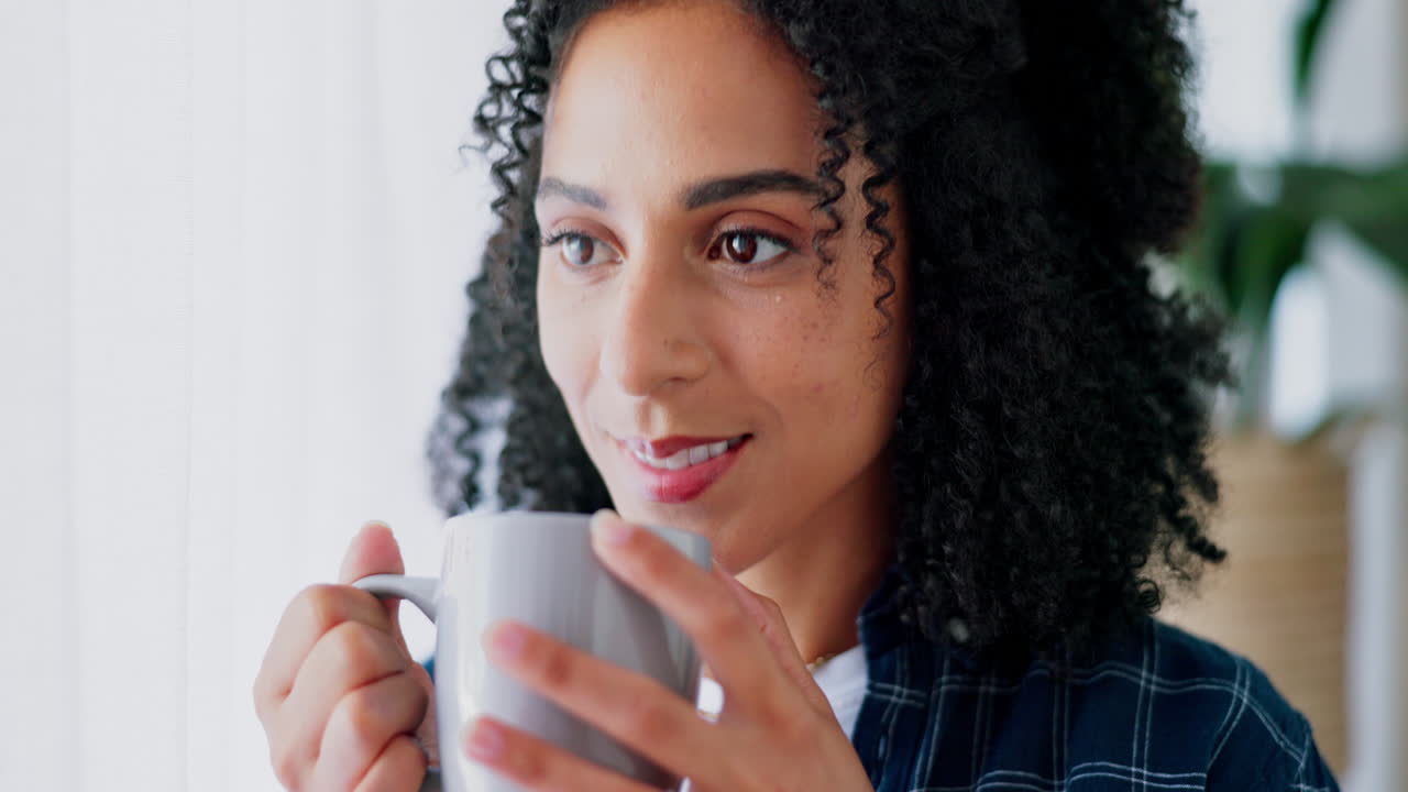 mujer, sonrisa y pensando con café en la casa