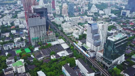 vista aérea del paisaje urbano de bangkok con el tren del metro