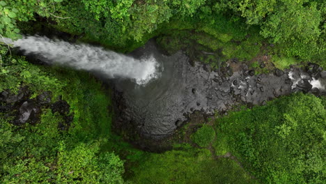 Cascada-Tiu-Teja-Alejándose-En-Vista-Aérea-En-Lombok,-Indonesia