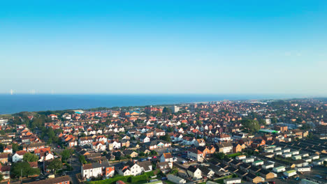 Erleben-Sie-Den-Charme-Von-Skegness,-Lincolnshire,-Durch-Diese-Filmischen-Luftaufnahmen,-Die-Die-Wunderschöne-Küste,-Die-Lebhafte-Touristenstadt-Und-Den-Berühmten-Pier-An-Einem-Sommerabend-Hervorheben