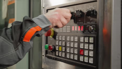 operación de un panel de control de una máquina cnc por un trabajador calificado en un entorno de fabricación