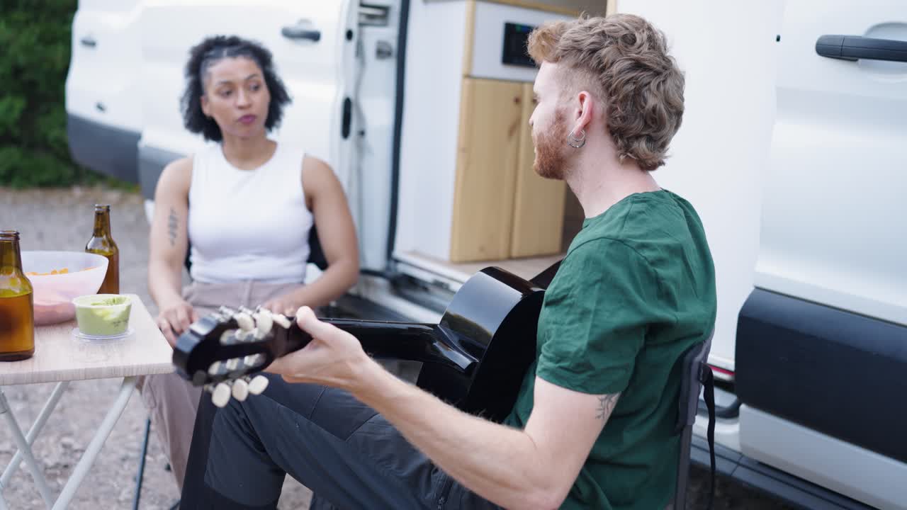 Par nyder vanlife med musik og afslapning