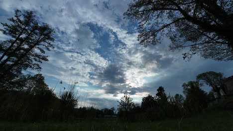 Zeitraffer-Einer-Ruhigen-Landschaft-Unter-Einem-Sich-Schnell-Bewegenden,-Dramatischen-Abendhimmel,-Übergang-Vom-Tag-Zur-Nacht