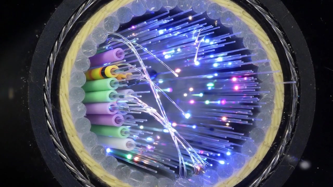 Nærbillede af optisk fiberkabel med glødende datasignaler.