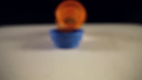 moviéndose más allá de la tapa de la botella vacía, empujando lentamente en toda la longitud de una botella de píldoras recetadas
