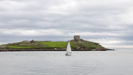 Vista-De-La-Isla-Dalkey-Mientras-Un-Yate-Navega-Por-Ella.