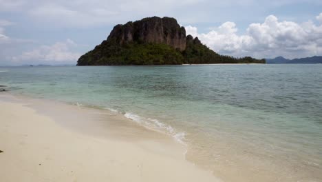 Punto-De-Vista-Del-Fondo-De-Montaña-Y-Paisaje-Marino-Del-Viaje-A-Krabi-En-Tailandia-En-Un-Claro-Día-De-Verano-Con-Cielo-Azul