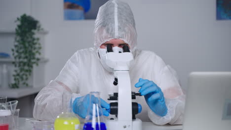científico usando el microscopio en un laboratorio