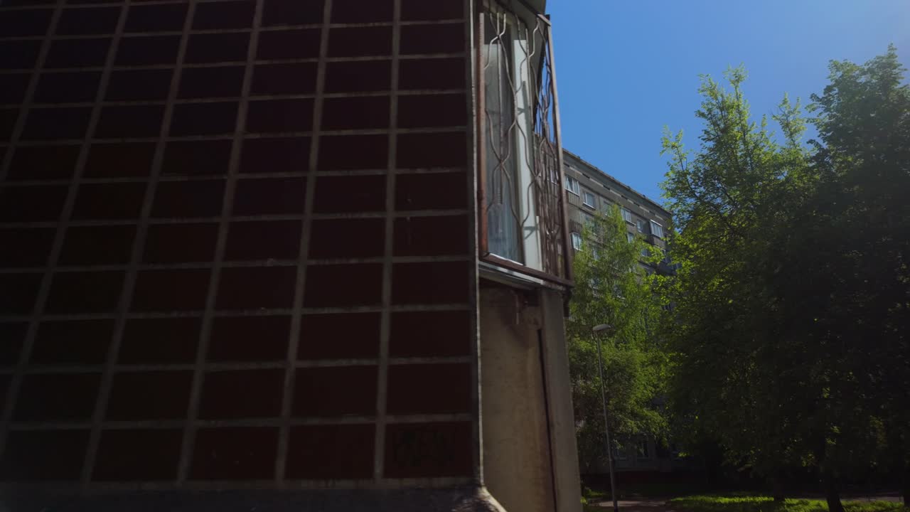 flotando a través de un suburbio báltico con pisos de hormigón y balcones y ventanas en capas