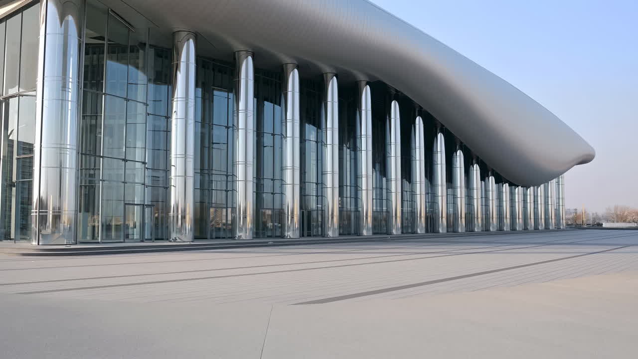 Architettura moderna ed elegante con tetto curvo e colonne riflettenti.