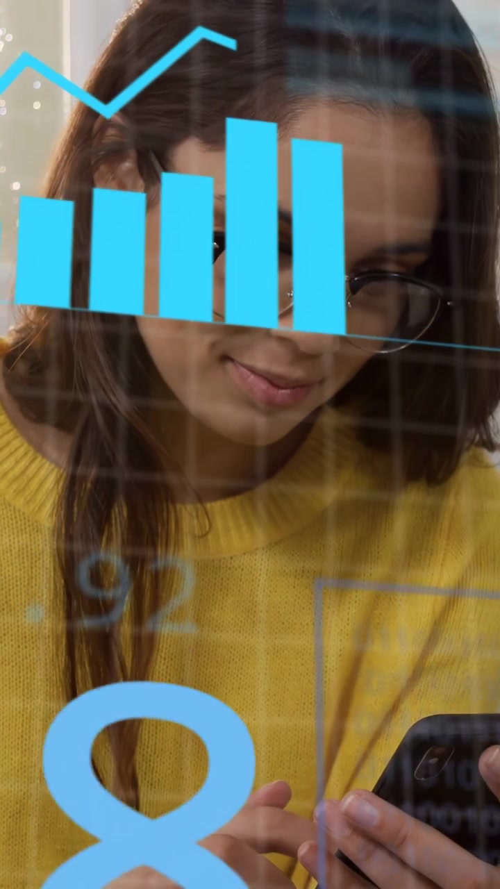 Video verticale: Donna che tocca il telefono attivando la visualizzazione di dati finanziari, con grafici in aumento durante l'analisi.