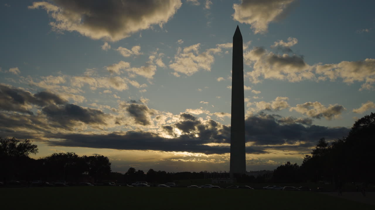 las nubes del atardecer detrás del monumento a washington en silueta
