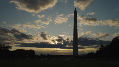 las nubes del atardecer detrás del monumento a washington en silueta