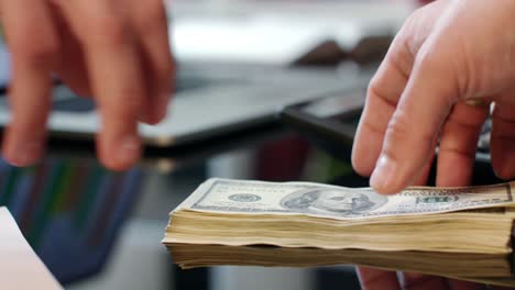 el banco ofrece transferencia de dinero instantánea.