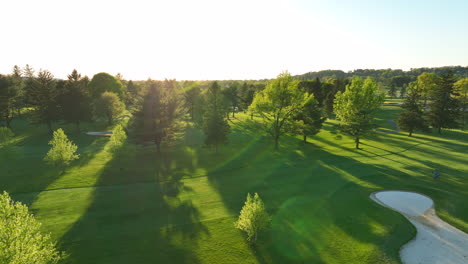 Toma-Aérea-De-Un-Golfista-Caminando-Por-Un-Hermoso-Verde