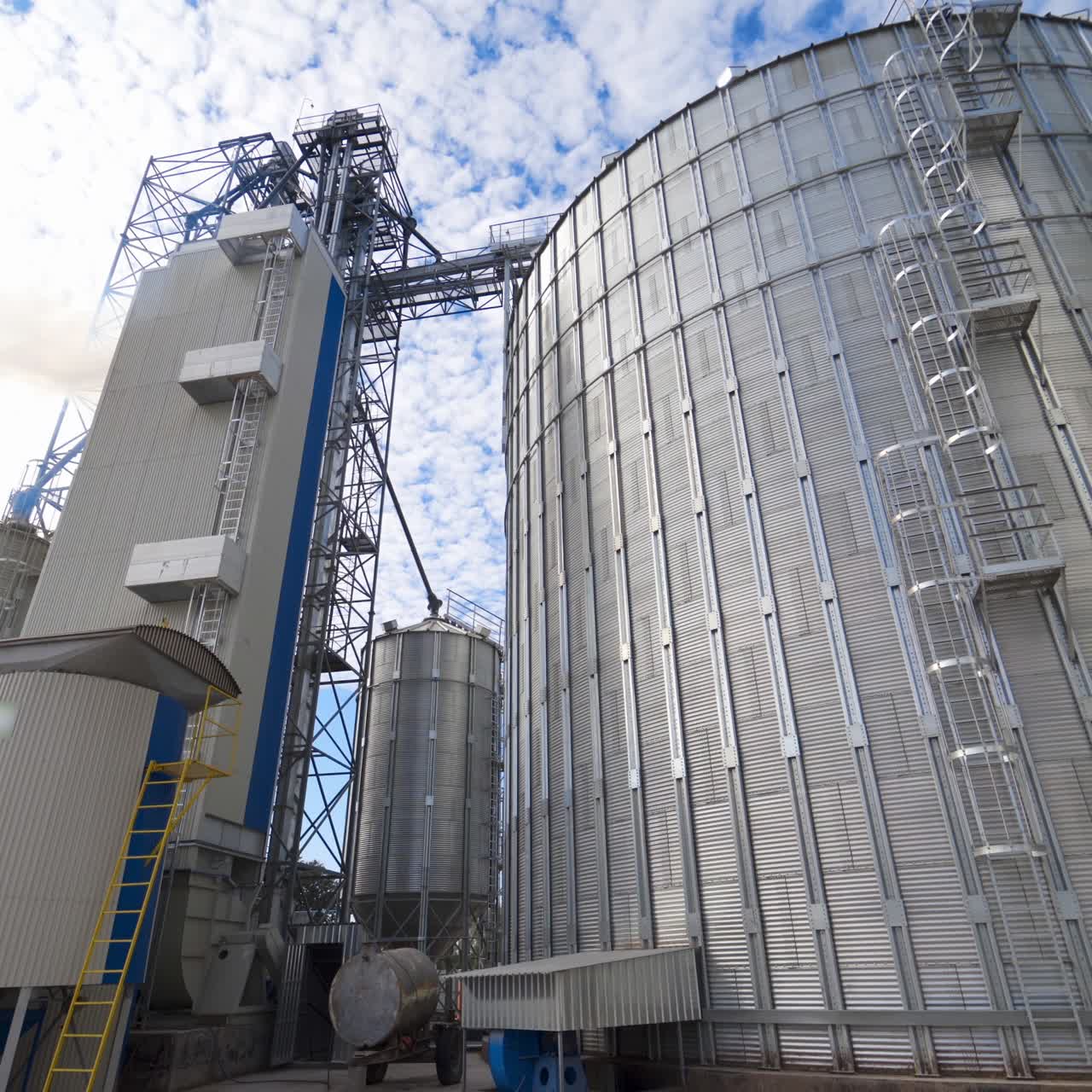 Grain elevators outdoors. Aluminum containers for storing grain. Agribusiness