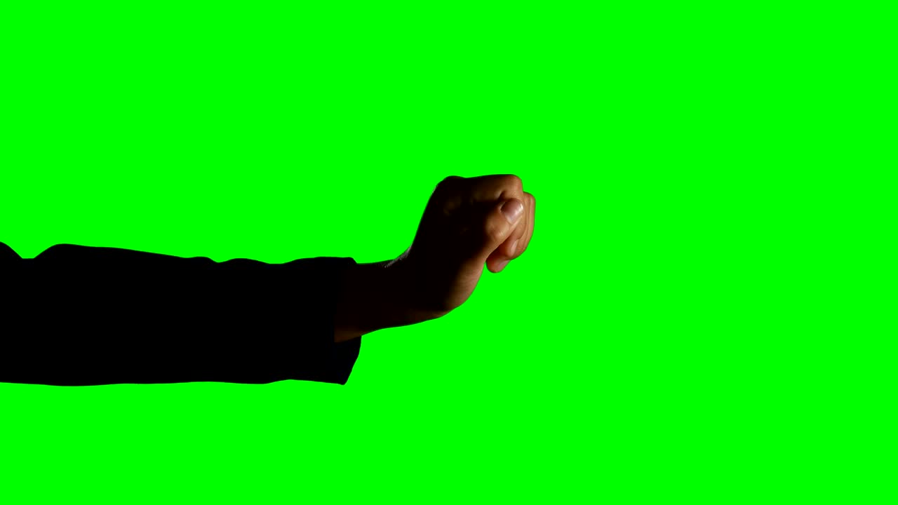 초록색 스크린 배경 에 손 의 제스처 를 하는 사람