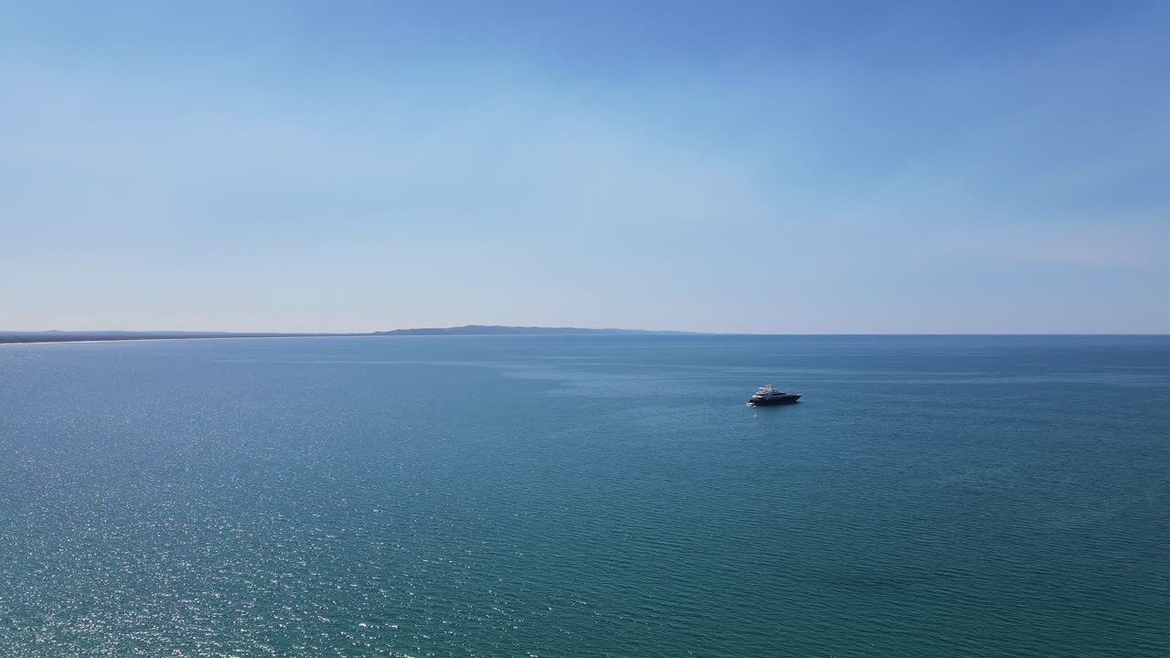 선샤인 코스트의 밝은 푸른 파도 위를 여행하는 호주 퀸즐랜드