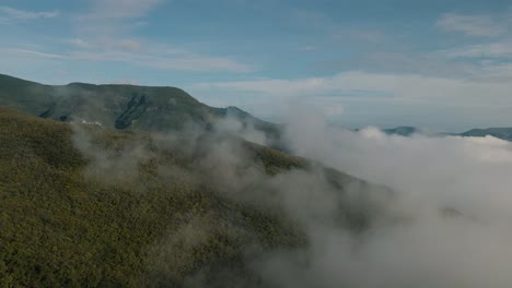 Luftaufnahme-Majestätischer-Berggipfel-über-Flauschigen-Wolken,-Perfekt-Für-Natur--Und-Reiseprojekte