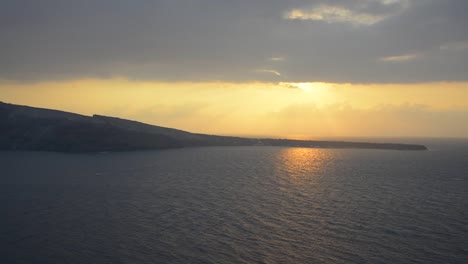 Puesta-De-Sol-Desde-La-Ladera-De-La-Montaña-De-Oia,-Santorini,-Grecia