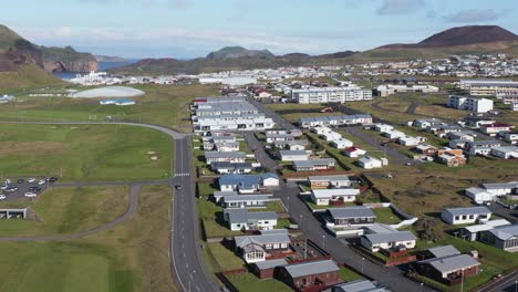 Ciudad-De-Vestmannaeyjabær-Con-Casas-Residenciales-En-Un-Día-Soleado,-Isla-De-Islandia