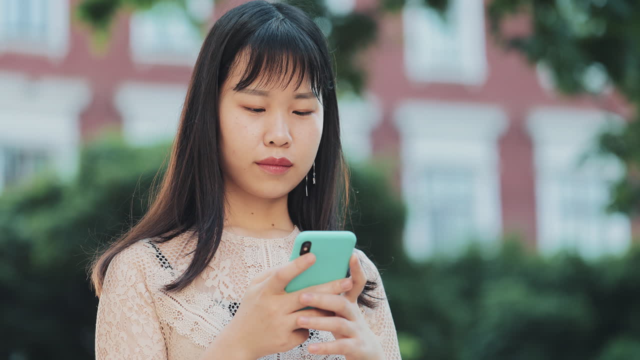 휴대전화를 사용하는 여성