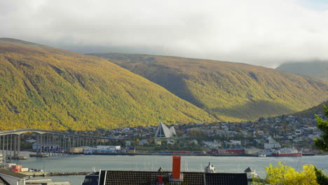 paisaje natural otoñal sobre la ciudad escandinava de tromso en el norte de noruega