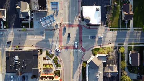 el lapso de tiempo aéreo de una intersección suburbana ocupada al atardecer