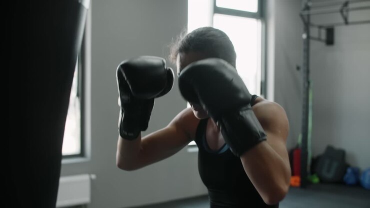 Donna che si allena con la boxe