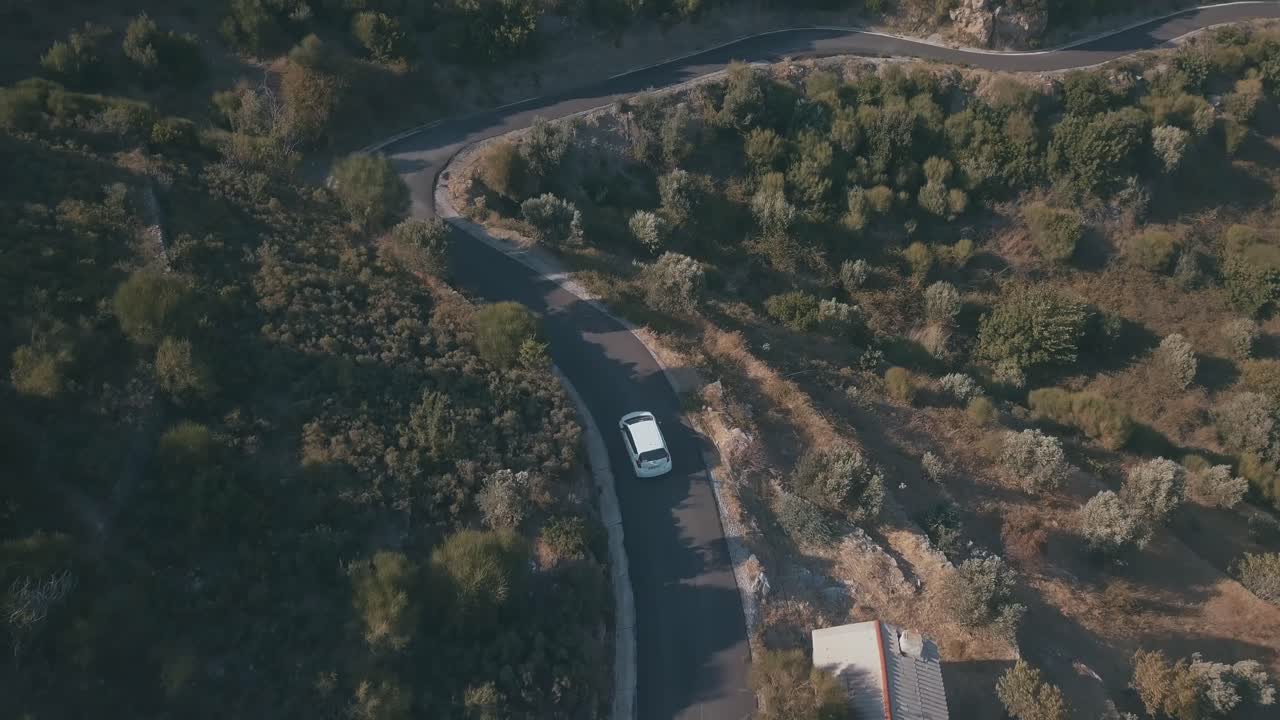 Auto bianca che percorre le montagne greche