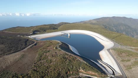 vista aérea del embalse de agua de paul da serra construido para recolectar el agua de lluvia