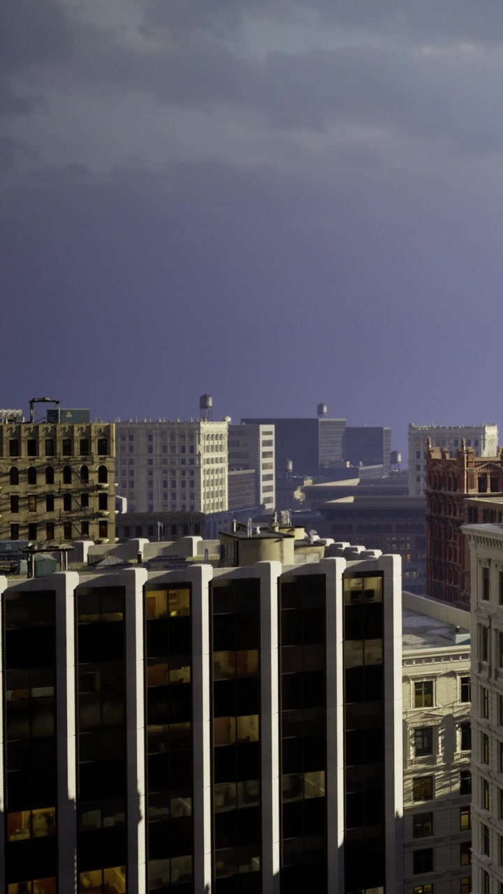Edificios de la ciudad bajo un cielo tormentoso con nubes oscuras acercándose