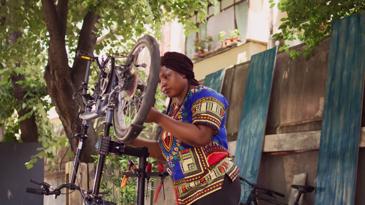 스포츠 를 사랑 하는 여자 가 자전거 바 ⁇  를 안전 하게 하는 것