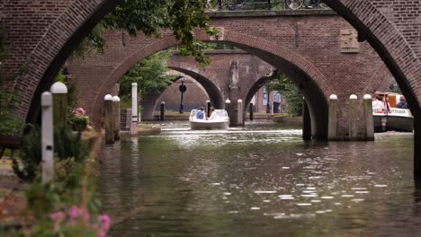 Hochzeitspaar-In-Einem-Boot-Auf-Dem-See---Breit