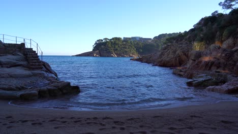 Europäischer-Strand-Im-Mittelmeer-Spanien-Weiße-Häuser-Ruhiges-Meer-Türkisblau-Begur-Costa-Brava-Ibiza