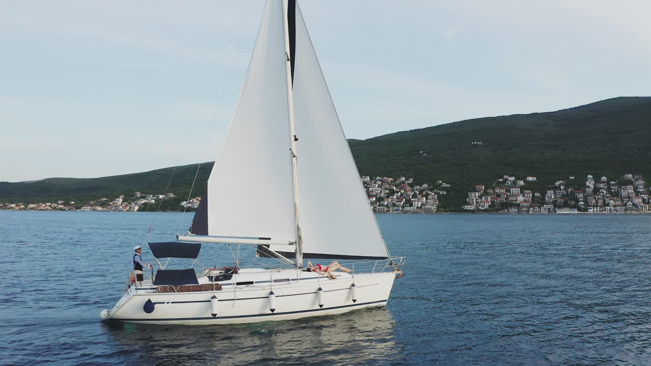 un yate de vela en un hermoso día