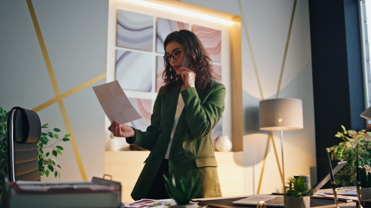Imprenditrice che parla al telefono tenendo un documento di lavoro. Manager fiduciosa che chiama.