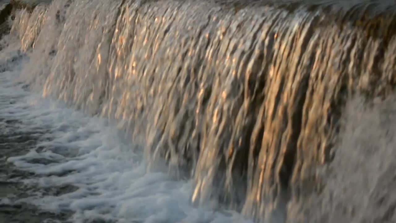 작은 담수 채널에서 폭포 잡기