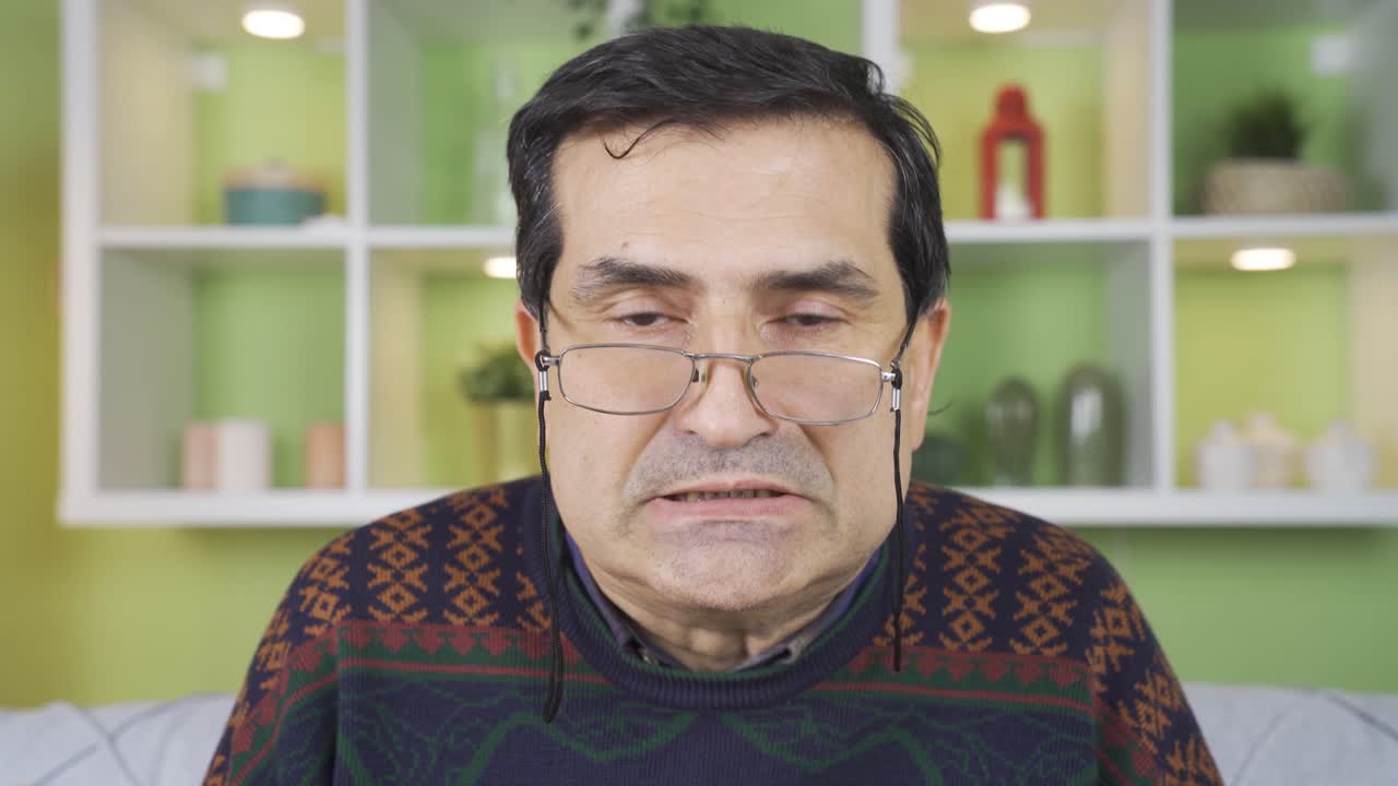 좌절하고 화가 난 중년 남자는 집에서 압도당하고 미쳤습니다.