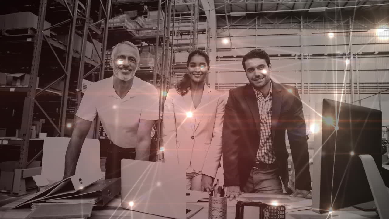 행복한 다양한 여성과 남성 창고 노동자들에 대한 연결 네트워크의 활성화