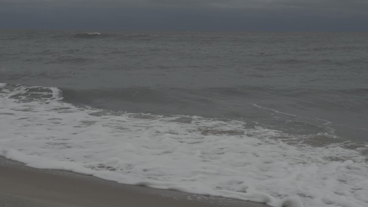 바다에서 부서지는 거품 강한 파도 - 가까이