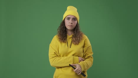 mujer cambiando de canal y viendo la televisión