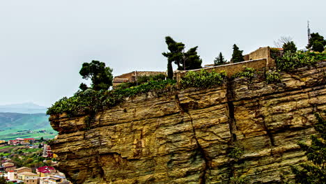 Plano-Medio-Estático-De-Magníficos-Acantilados-Durante-Un-Viaje-En-Verano-Por-La-Ciudad-Italiana-De-Corleone-En-Palermo-Con-Vistas-A-La-Ciudad-Y-Las-Montañas-Al-Fondo.