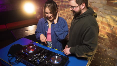 DJs-Arbeiten-In-Der-Disco