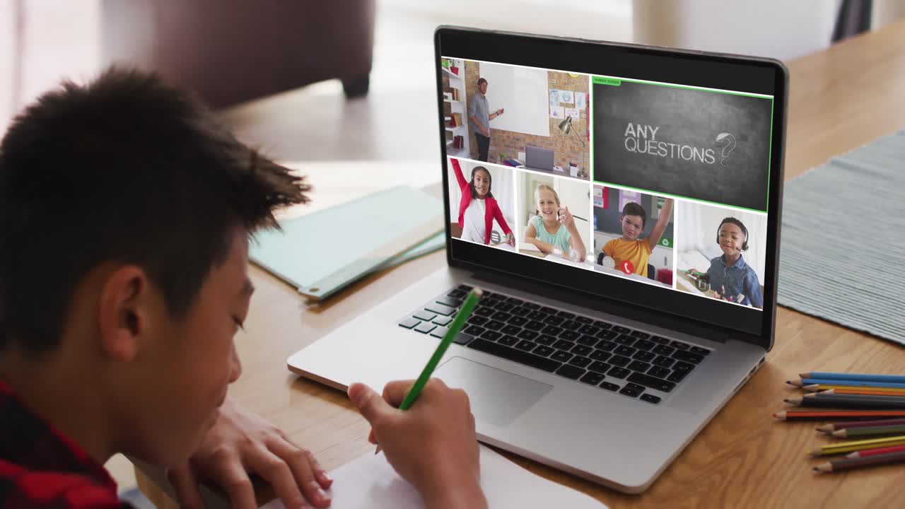 escolar que usa una computadora portátil para una lección en línea en casa, con un maestro y una clase diversos en la pantalla